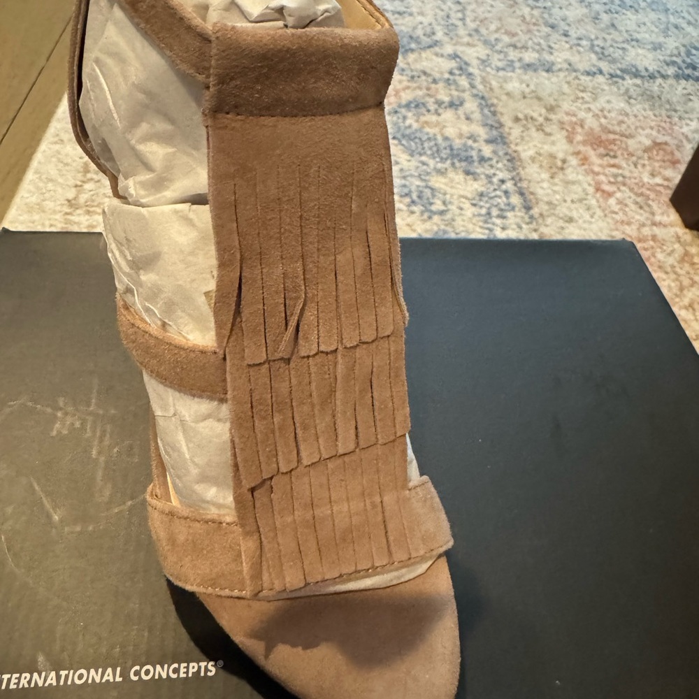 🌟🌟 New in box - INC SAYGETAU TAUPE Size  7- HEEL SANDAL